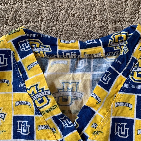 Marquette University Unisex Scrub Top Size M/L - Picture 7 of 9